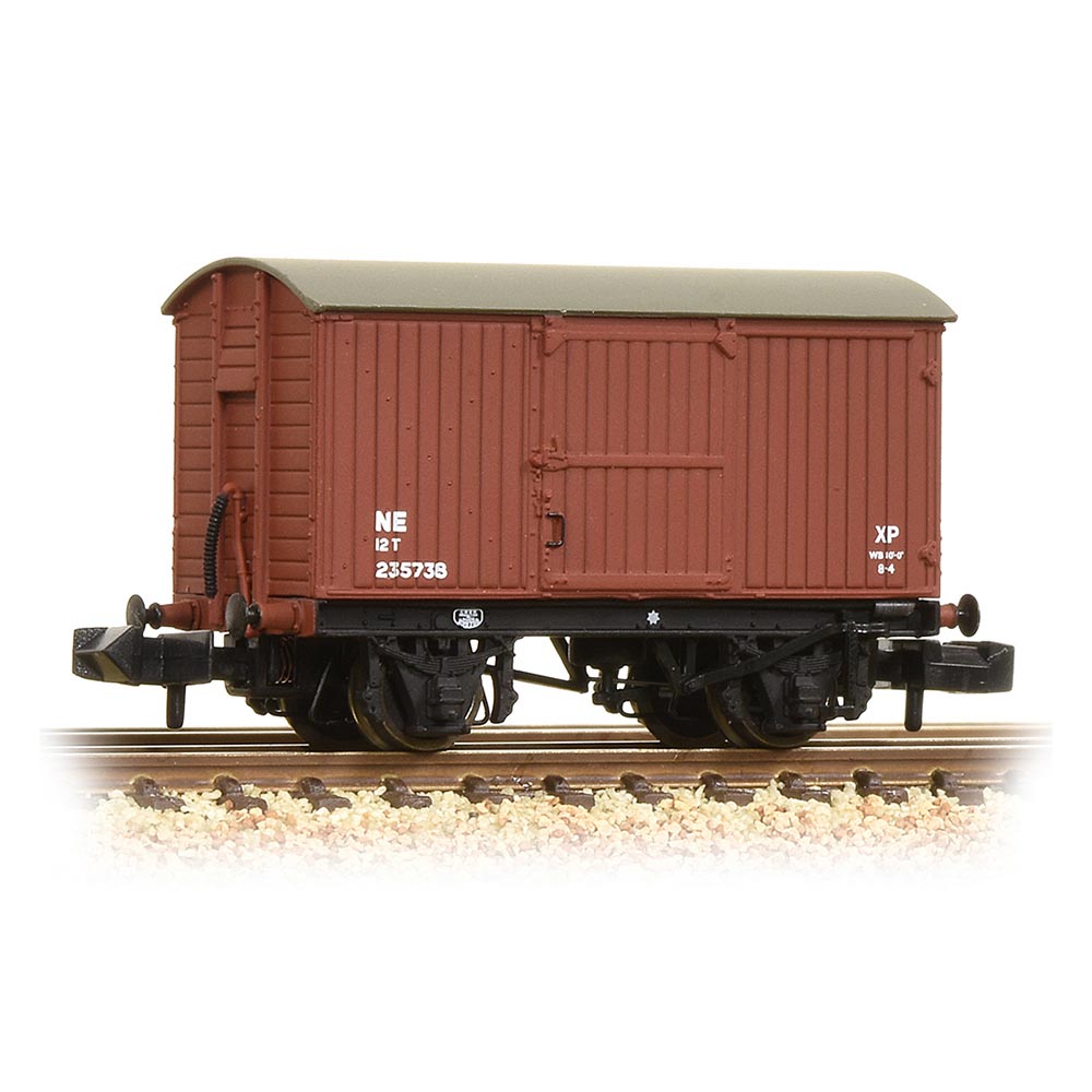 Graham Farish 377-975A LNER 12T Ventilated Van Planked Ends LNER Bauxite