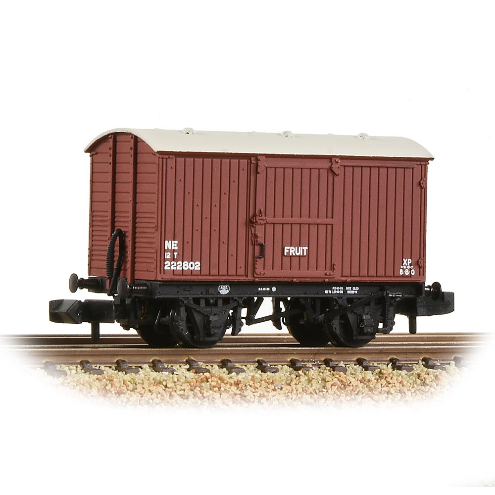 Graham Farish 377-987 LNER 12T Fruit Van Planked Ends LNER Bauxite