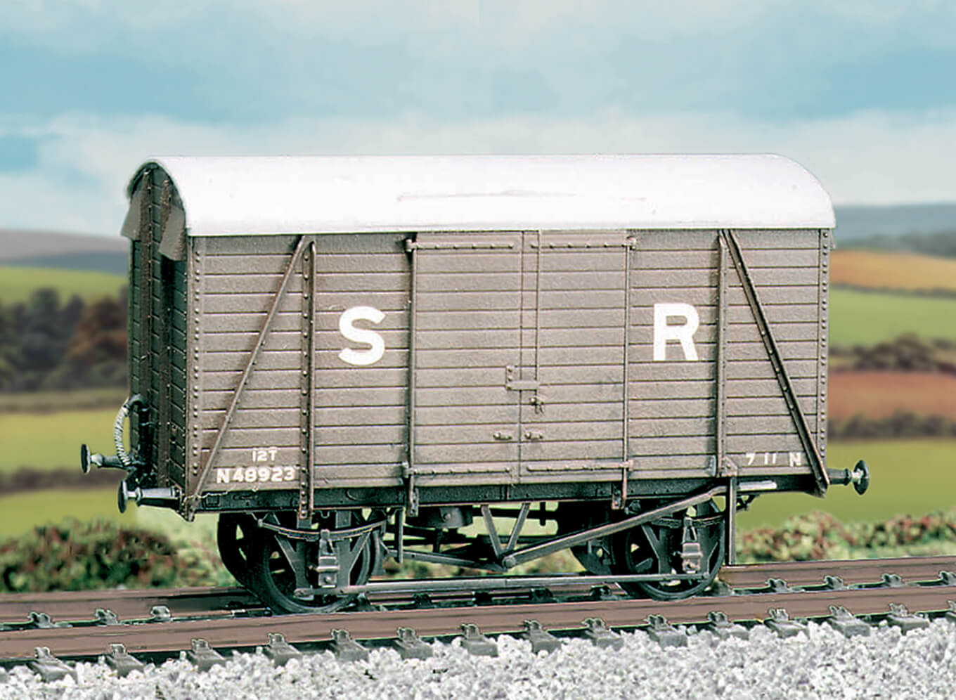Parkside PC594 SR 12ton Even Planked Ventilated Box Van Kit HO/OO Gauge