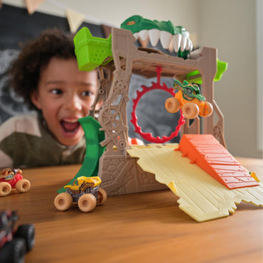 Monster Jam Dragon Dungeon of Doom Playset with 1:87 Dragon Monster Car