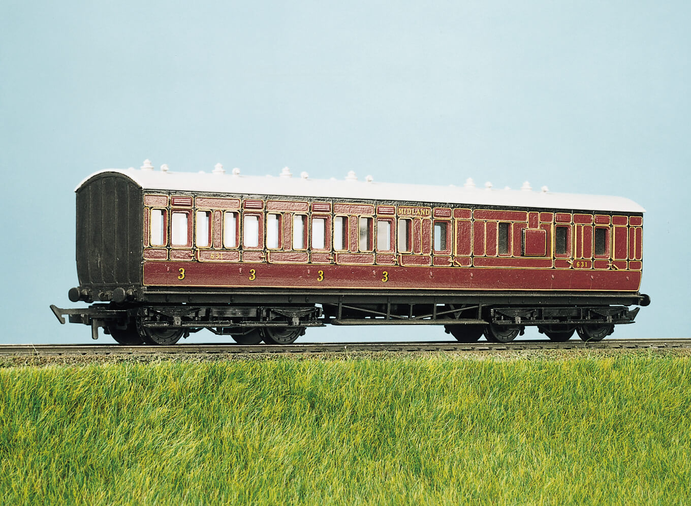 Parkside PC714 LMS 48 feet Suburban Coach Kit HO/OO Gauge