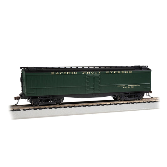 Bachmann USA 50' Express Reefer - Pacific Fruit Express #726 HO Gauge 75703