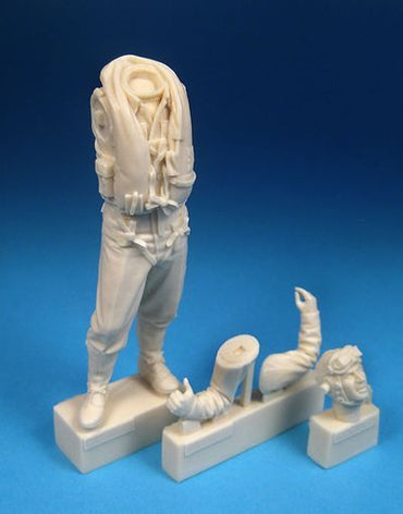 Barracuda Studios BCR24208 1:24 Hawker Typhoon Mk.Ib standing pilot figure