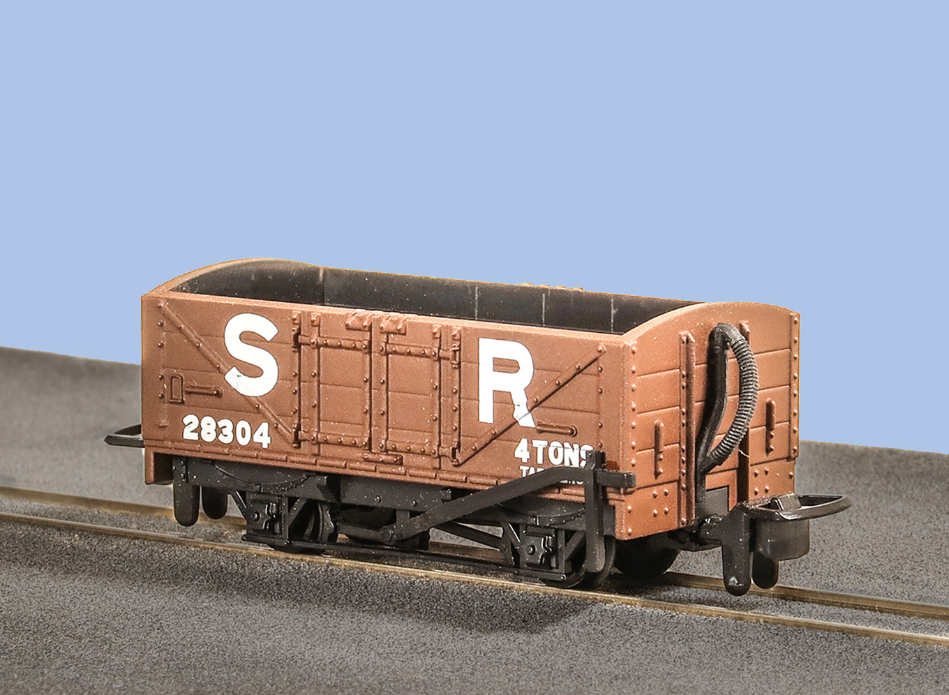 PECO GR-201C Open Wagon SR Livery No 28304 OO9 Gauge