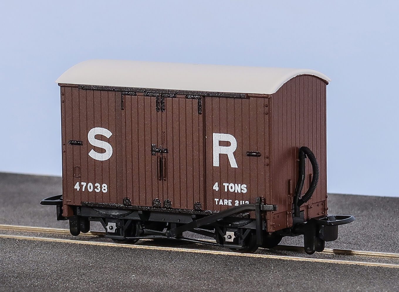 PECO GR-221D Box Van SR Livery No 47038 OO9 Gauge