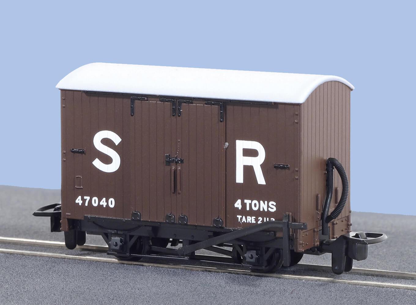 PECO GR-221E Box Van SR Livery No. 47040 OO9 Gauge