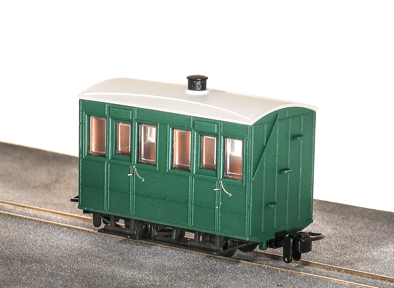 PECO GR-500UG 4 Wheel Enclosed Side Coach Green OO9 Gauge