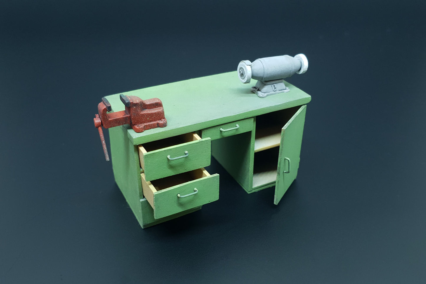 Hauler HLU35116 1:35 Workbench with table grinder and vise