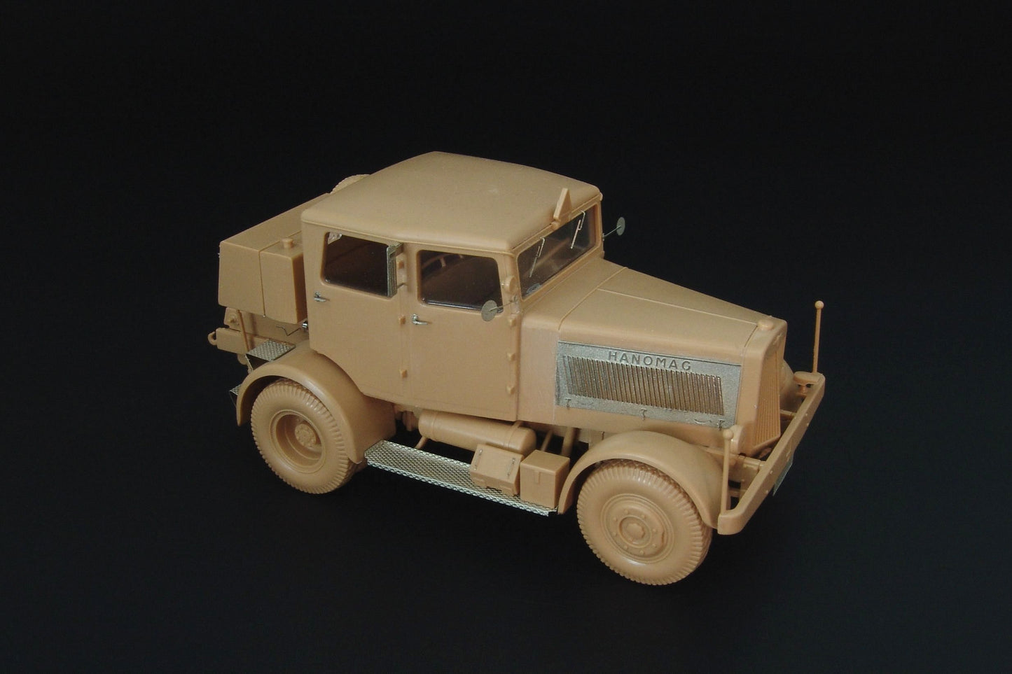 Hauler HLX48386 1:48 Hanomag SS-100 German Heavy Tractor