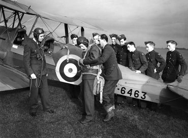 ICM UA ICM32037 1:32 de Havilland DH.82A Tiger Moth with WWII RAF cadets