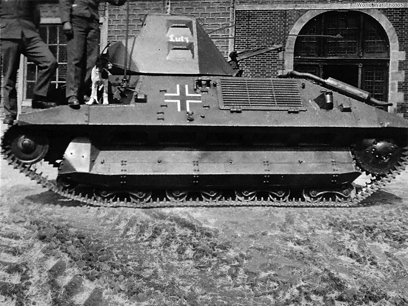 ICM ICM35337 FCM 36 French Light Tank in German Service 1:35