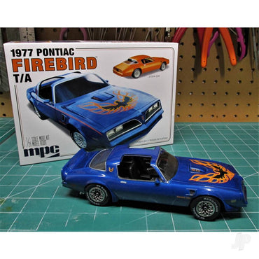 MPC 1977 Pontiac Firebird T/A 2T 916M 1:25 Model Kit