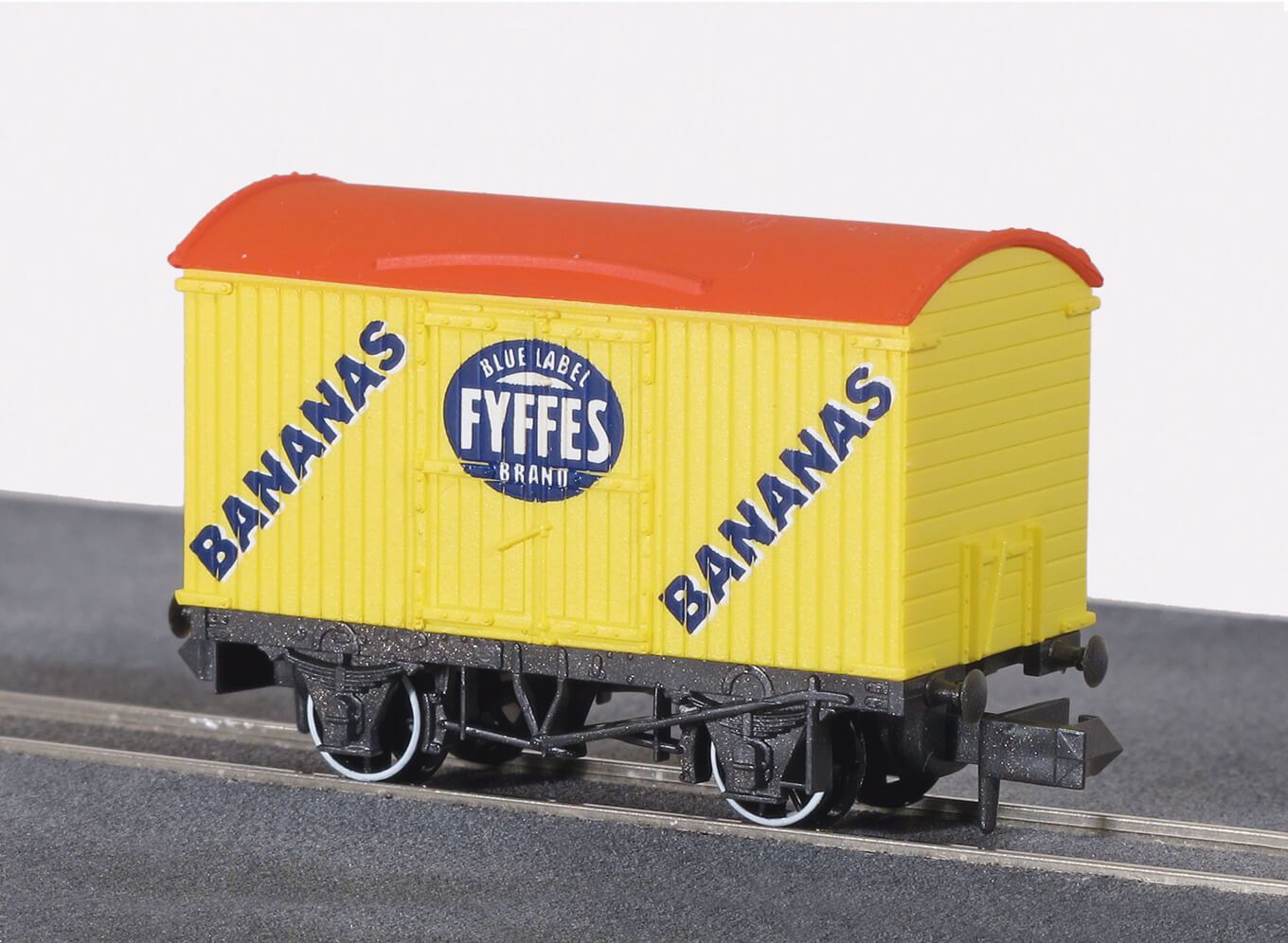 PECO NR-P140 Fyffes Bananas Refrigerated Van N Gauge