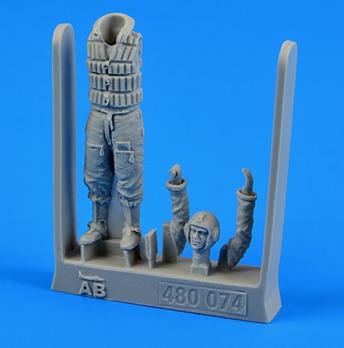 Aerobonus QAB480074 1:48 Luftwaffe pilot WWII standing wearing life jacket