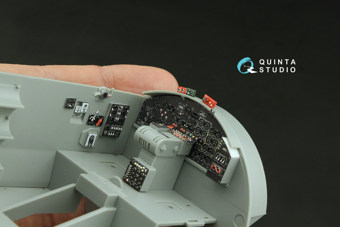 Quinta Studio QD32218 1:32 Boeing B-17G Flying Fortress Pilot's cockpit