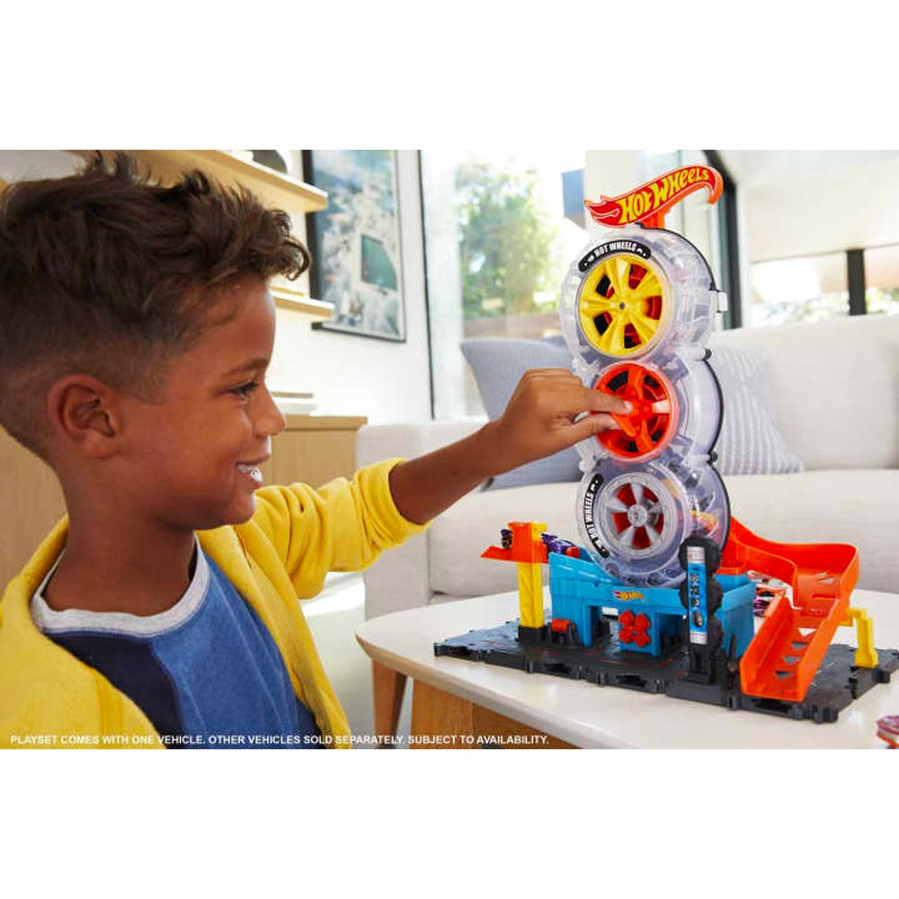 Hot Wheels City Super Twist Tyre Shop Playset & Car HDP02