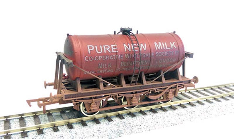 Dapol 6 Wheel Milk Tanker Co-op Milk Red Weathered OO Gauge DA4F-031-038