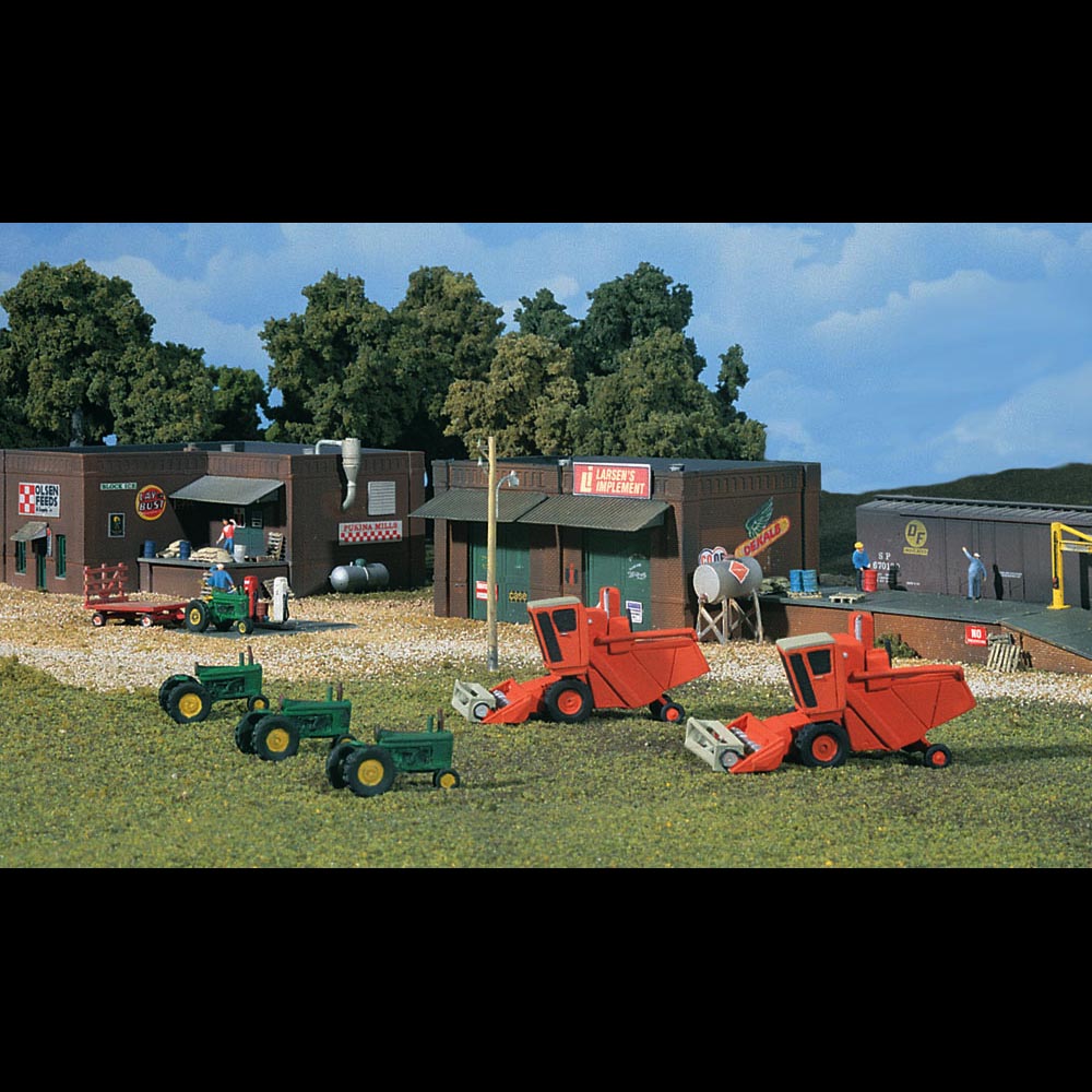 DPM 66100 Olsen Feeds & Larsen's Implement N Gauge