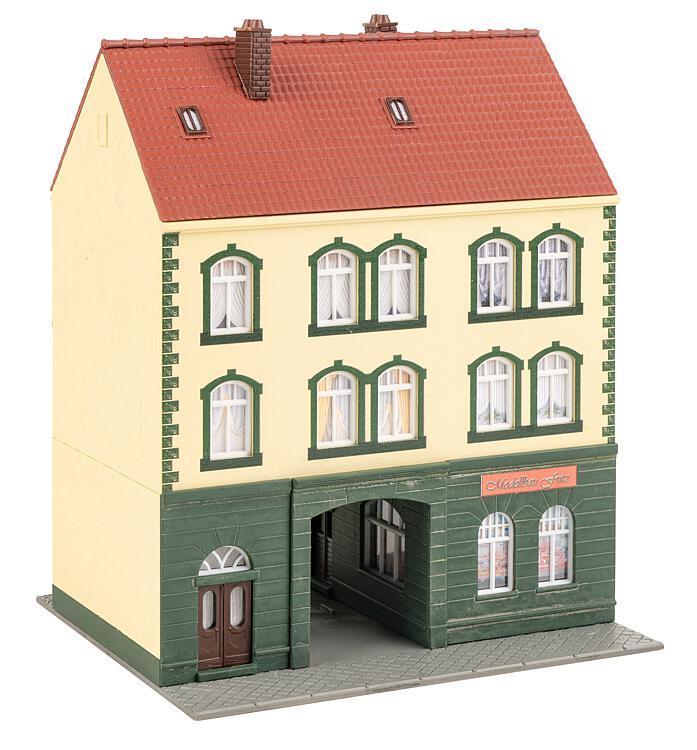 Faller 130628 Town House with Modelmaker's Shop Kit III HO