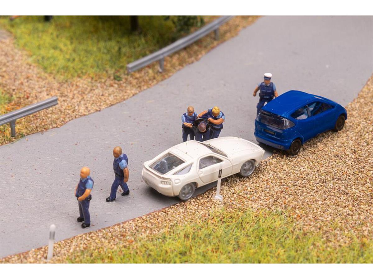 Faller Police Officers (5) & Suspect Figure Set N Gauge 155623