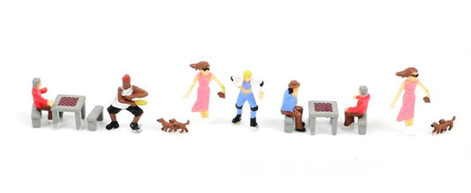 Kestrel At the City Park (7) and Accessories Figure Set N Gauge GMKD70