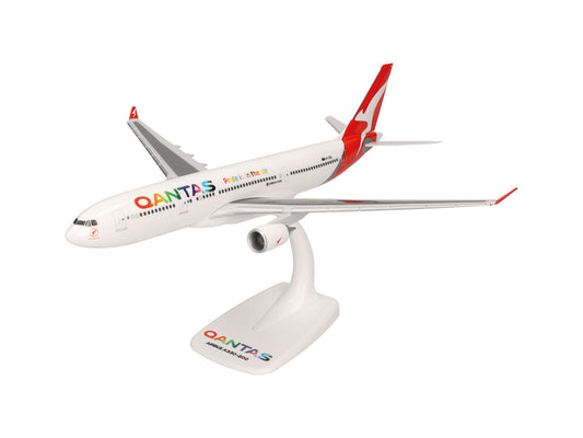 Herpa Snapfit Airbus A330-200 Qantas VH-EBL Pride (1:200) 1:200 HA614061