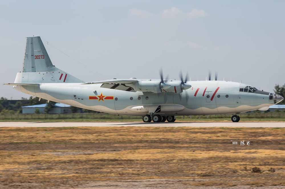 Hobby Boss 83902 Chinese Y-8 1:144 Aircraft Model Kit