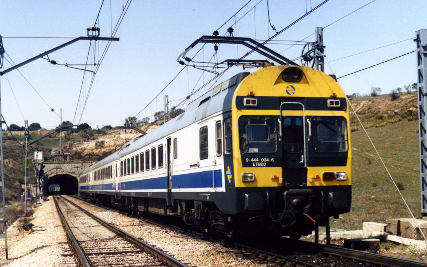 Arnold RENFE 444 Blue/White 3 Car EMU V (DCC-Sound) N Gauge HIN2618S