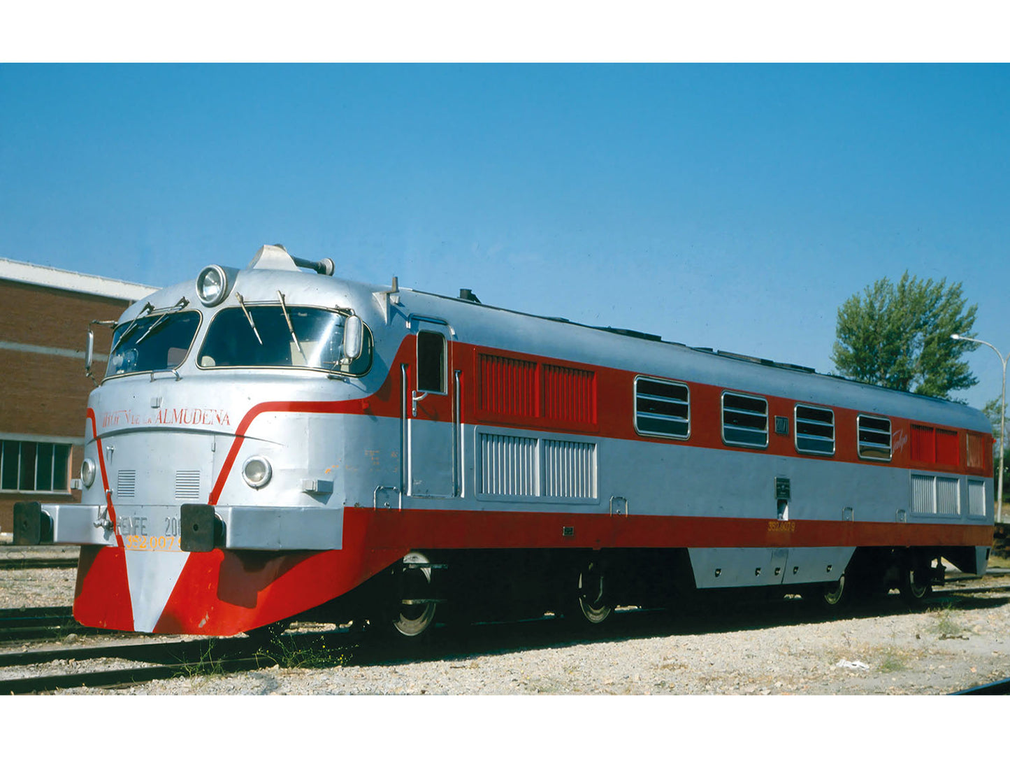 Arnold HIN2673 RENFE 352-007 Virgen de la Almudena Diesel Loco IV N Gauge