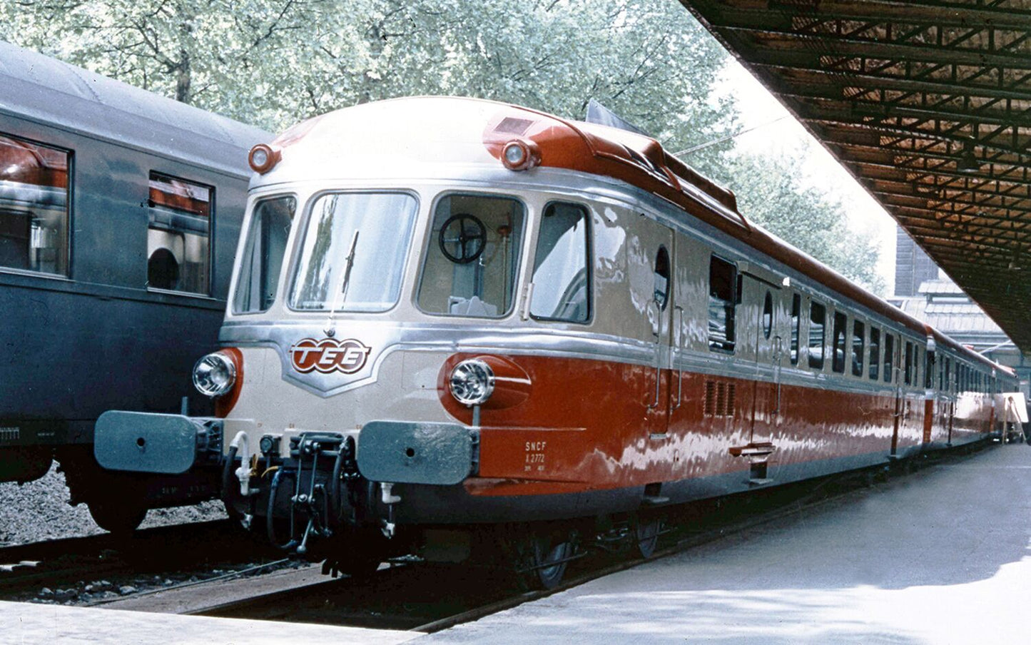 Jouef SNCF RGP 1 TEE Diesel Railcar & Trailer III (DCC-Sound) HO Gauge HJ2461S