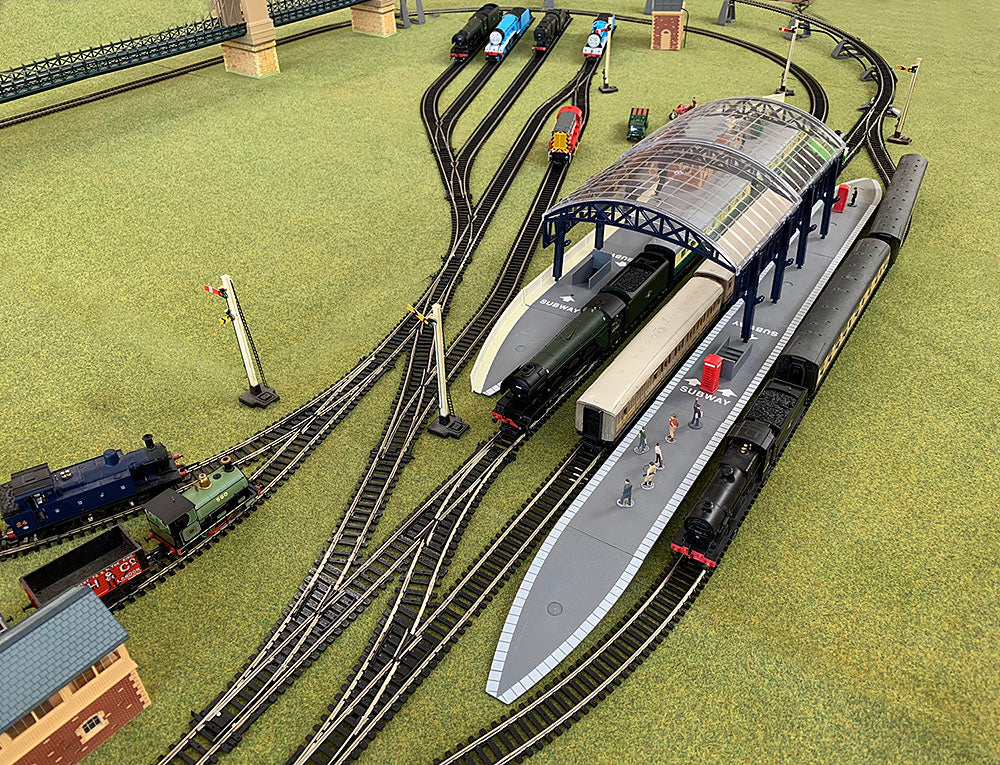 HORNBY Analogue Train Set HL3 With Suspension Bridge