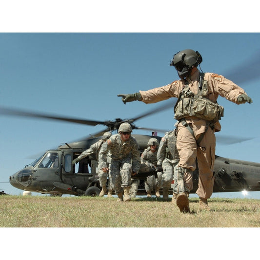 ICM 48365 UH-60A Black Hawk 'Medevac' with Flight Medics 1:48 Model Kit