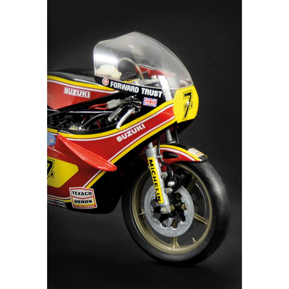 Italeri 4644 Suzuki RG500 XR27 Barry Sheene 1978 1:9 Plastic Model Motorbike Kit