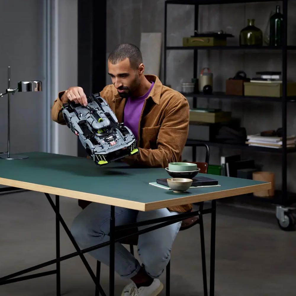 LEGO Technic 42156 Peugeot 9X8 24H Le Mans Hybrid Hypercar Age 18+ 1775pcs