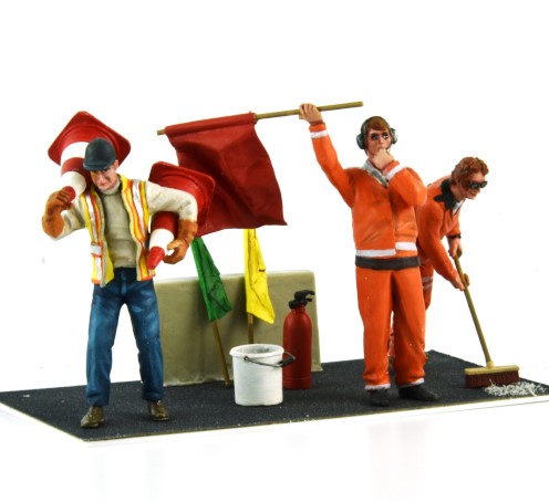 Le Mans Miniatures COFLM132003M Marshalls (3) Figure Set 2 1:32