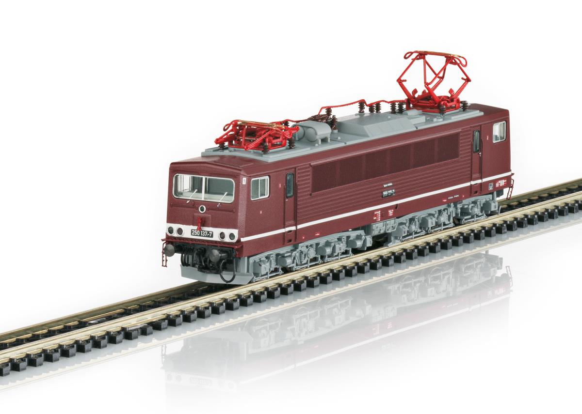 Minitrix 16651 DR BR250 137-7 Electric Locomotive IV (DCC-Sound) N Gauge