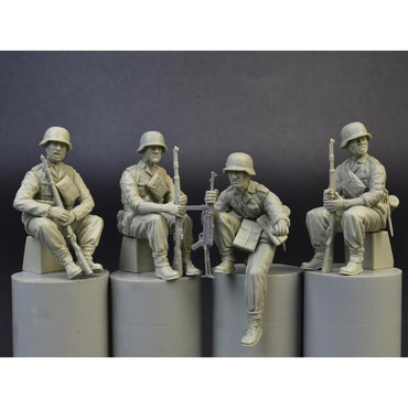 Miniart German Panzergrenadiers WWII Figures 1:35 Plastic Model Kit 35248