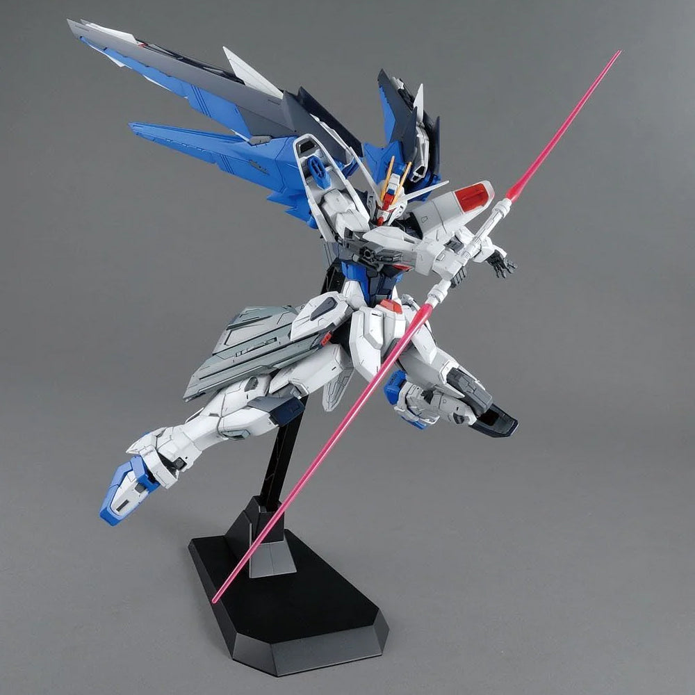 Bandai MG GS Freedom Gundam Ver2.0 Z.A.F.T Mobile Suit Gunpla Kit 61611