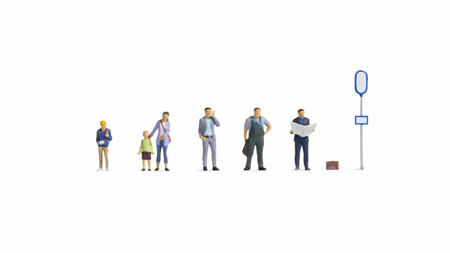 Noch At the Bus Stop (6) Figure Set N36246 N Gauge