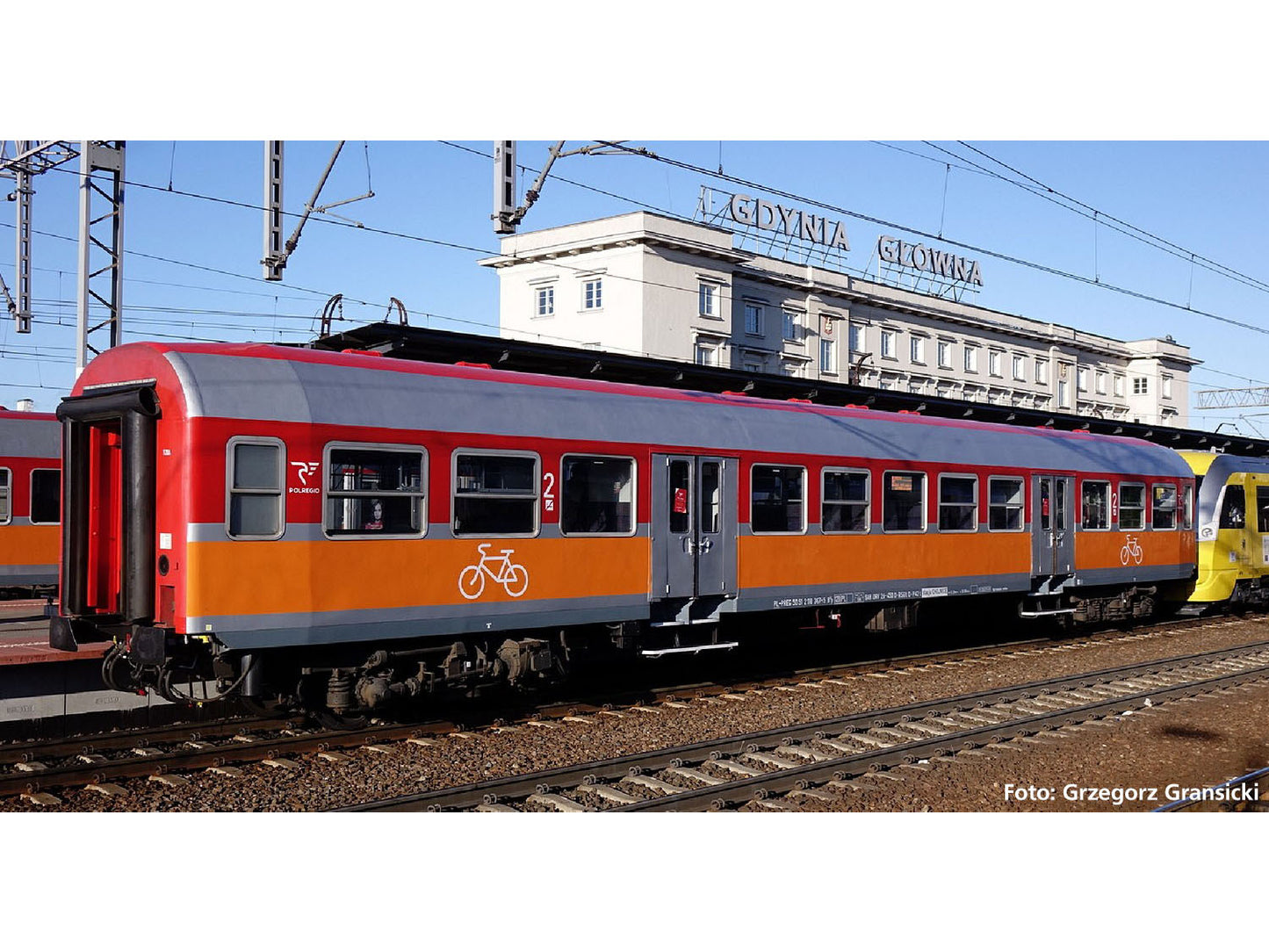 Piko Expert Polregio 120A 2nd Class Coach VI PK96665 HO Gauge