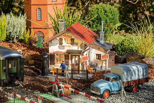 Pola 330877 Crossing Keeper's Lodge Kit G Gauge