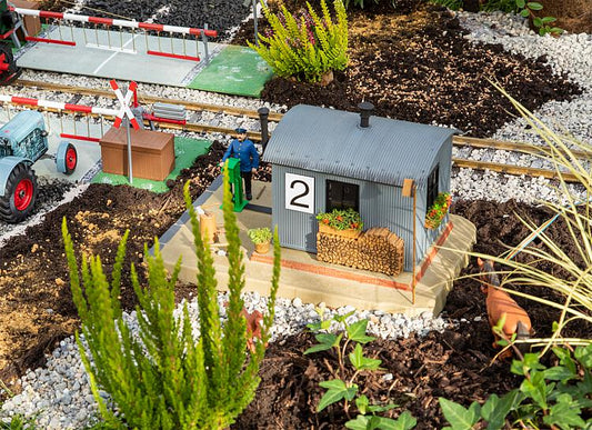Pola 330878 Crossing Keeper's Hut with Figure Kit G Gauge