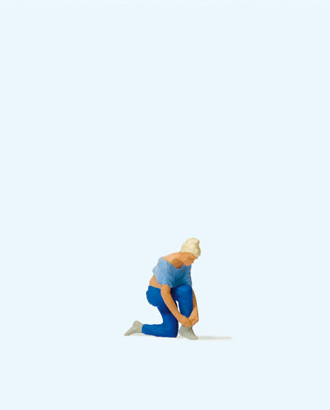 Preiser 28167 Woman Tying her Shoes Figure HO