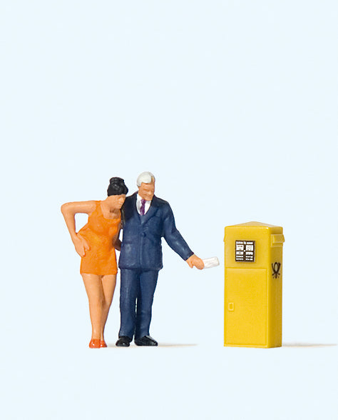Preiser 28194 Couple at the Mailbox Figure HO