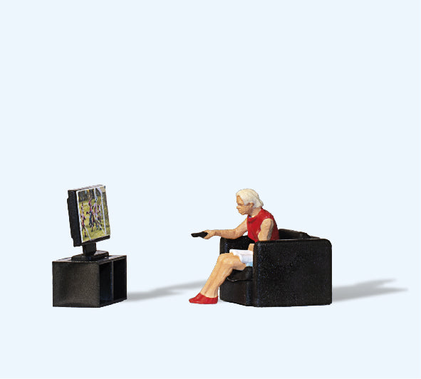 Preiser In Front of the TV Figure PR28259 HO Gauge