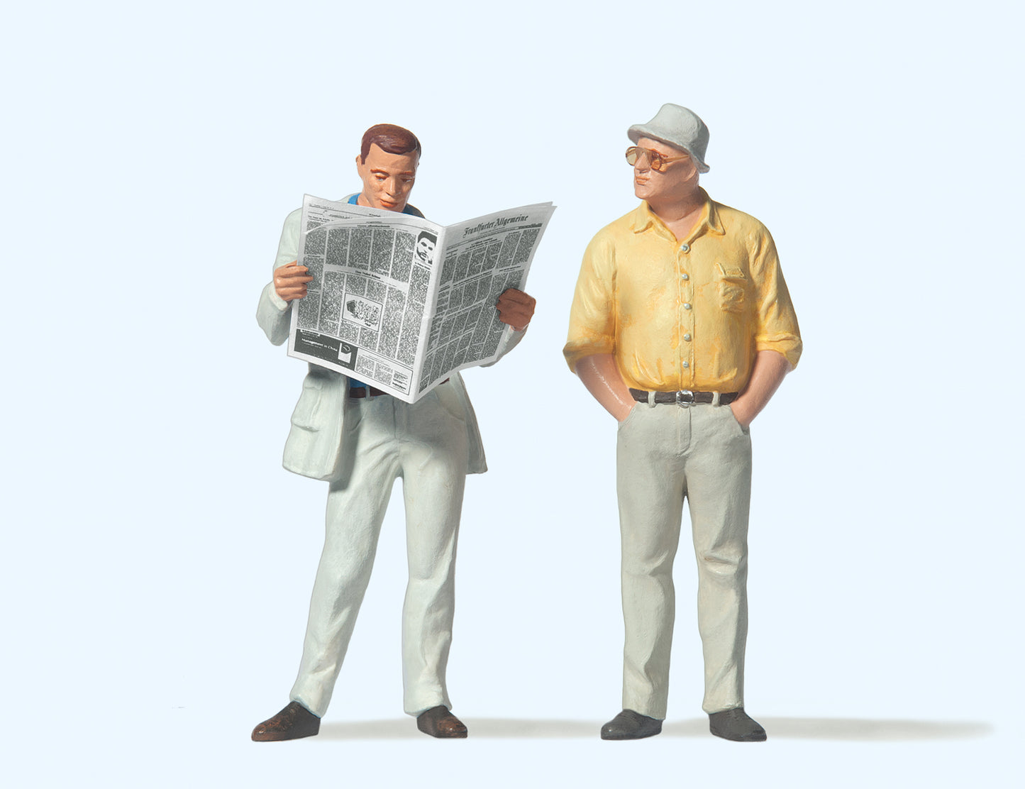 Preiser 45079 Passer By and Man Reading Newspaper Figure Set G Gauge