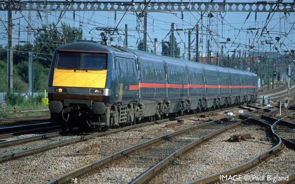 Hornby Coach R40146 GNER, Mk4 Standard/Kitchen, Coach H - Era 9