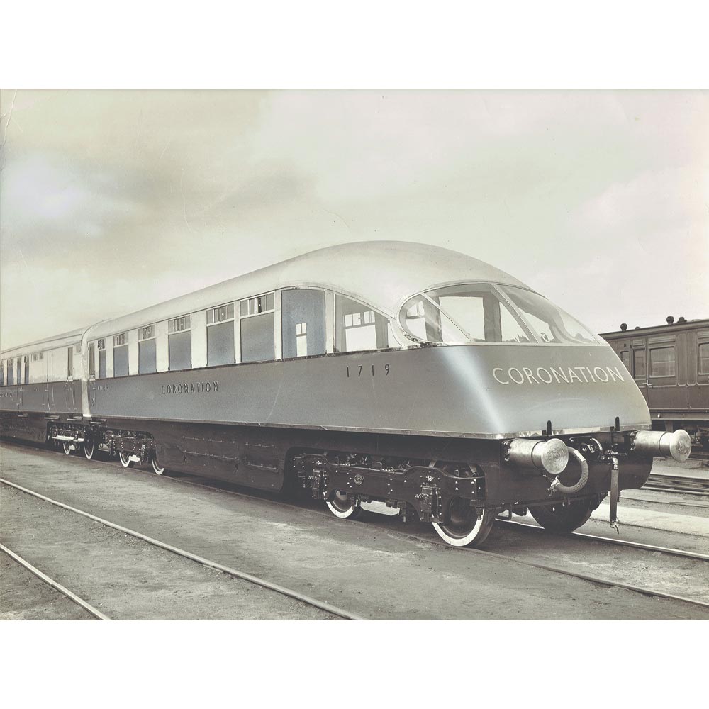 Hornby R40225 LNER, Coronation Open Third & Kitchen Third Articulated Coach Pack - Era 3