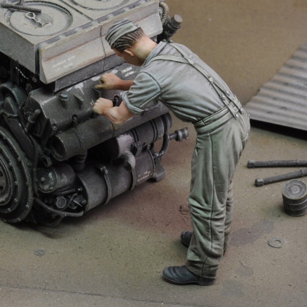 Royal Model 973 German Soldier at Work 1:48 Resin Figure Kit