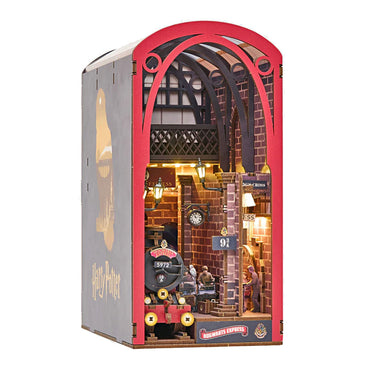 Revell Tiny Adventures - Harry Potter: Hogwarts Express Book Nook 00545